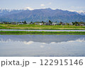 春の田んぼに映る北アルプス常念岳（長野県安曇野市） 122915146
