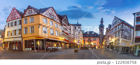 Old medieval market square in Cochem, Germany 122916758