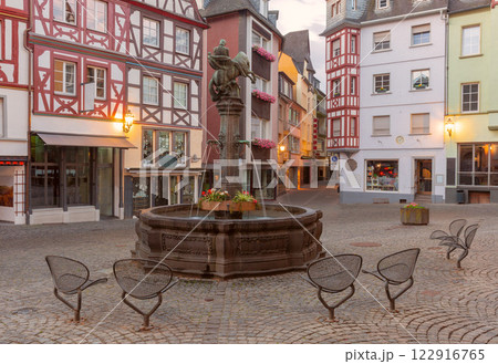 Old medieval market square in Cochem, Germany 122916765