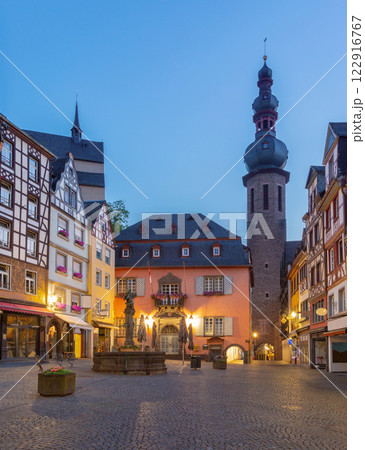 Old medieval market square in Cochem, Germany 122916767