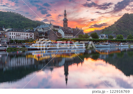 Picturesque sunset over the Mosel River and the town of Cochem, Germany 122916769