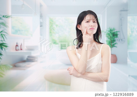 肌トラブルに悩む若い女性 肌トラブルに悩む若い女性 122916889