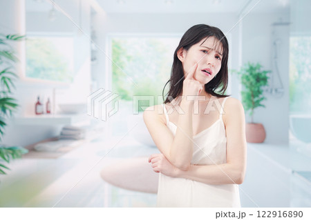 肌トラブルに悩む若い女性 肌トラブルに悩む若い女性 122916890