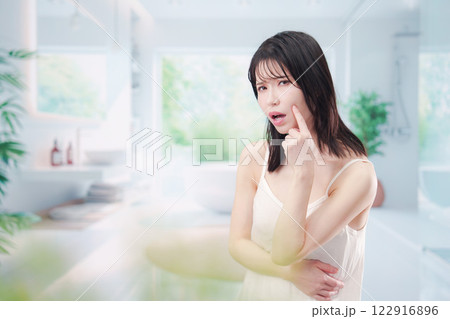 肌トラブルに悩む若い女性 肌トラブルに悩む若い女性 122916896