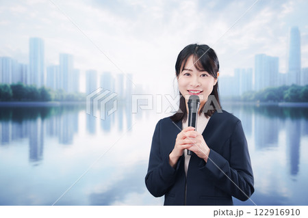 街角でマイクを使って演説をする若い女性 街角でマイクを使って演説をする若い女性 122916910