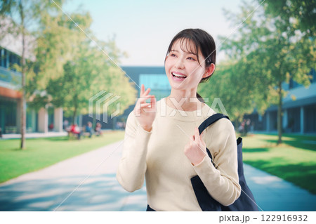 大学のキャンパスで過ごす若い女性 大学のキャンパスで過ごす若い女性 122916932