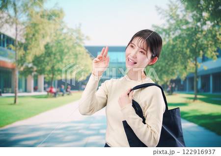 大学のキャンパスで過ごす若い女性 122916937