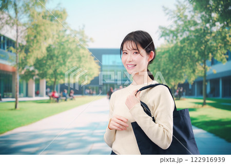 大学のキャンパスで過ごす若い女性 大学のキャンパスで過ごす若い女性 122916939