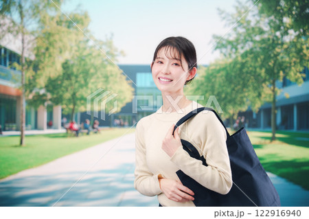 大学のキャンパスで過ごす若い女性 122916940