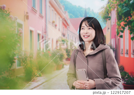 海外の街を一人で歩いて観光をする若い女性 122917207