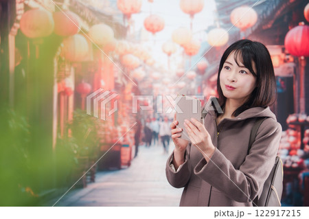 海外の街を一人で歩いて観光をする若い女性 海外の街を一人で歩いて観光をする若い女性 122917215
