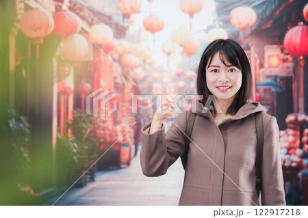 海外の街を一人で歩いて観光をする若い女性 海外の街を一人で歩いて観光をする若い女性 122917218