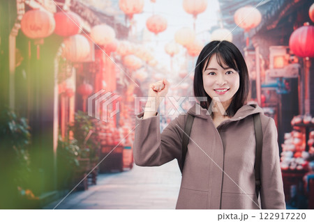 海外の街を一人で歩いて観光をする若い女性 122917220