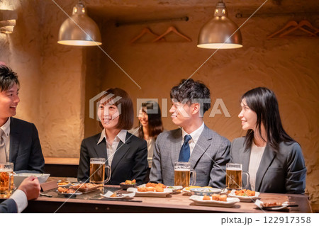 居酒屋で新入社員の歓迎会をするビジネスパーソン 122917358