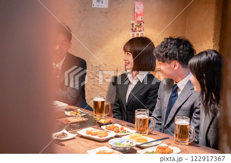 居酒屋で新入社員の歓迎会をするビジネスパーソン 122917367