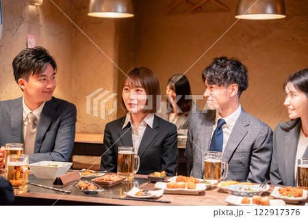 居酒屋で新入社員の歓迎会をするビジネスパーソン 居酒屋で新入社員の歓迎会をするビジネスパーソン 122917376