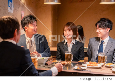 居酒屋で新入社員の歓迎会をするビジネスパーソン 居酒屋で新入社員の歓迎会をするビジネスパーソン 122917378