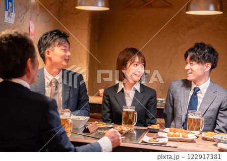 居酒屋で新入社員の歓迎会をするビジネスパーソン 122917381