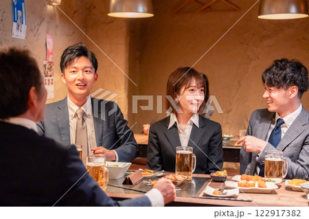 居酒屋で新入社員の歓迎会をするビジネスパーソン 122917382