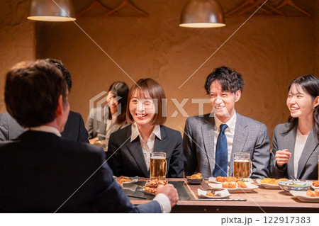 居酒屋で新入社員の歓迎会をするビジネスパーソン 122917383