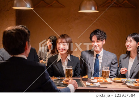 居酒屋で新入社員の歓迎会をするビジネスパーソン 122917384