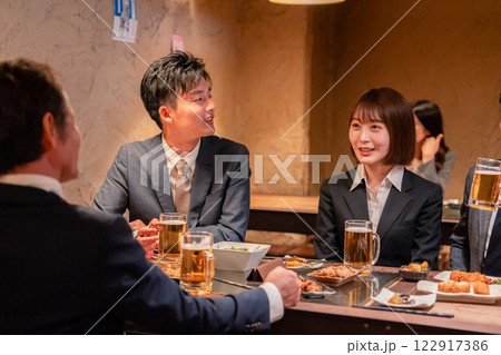 居酒屋で新入社員の歓迎会をするビジネスパーソン 122917386