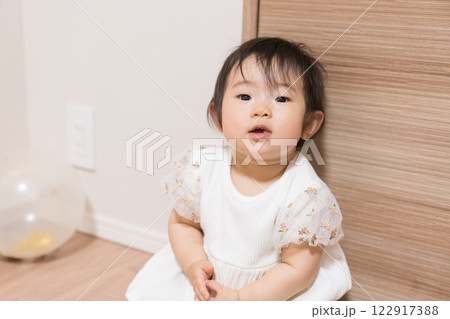 日本人の1歳の女の子の誕生日パーティー	 122917388
