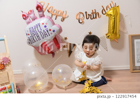 日本人の1歳の女の子の誕生日パーティー 日本人の1歳の女の子の誕生日パーティー 122917454