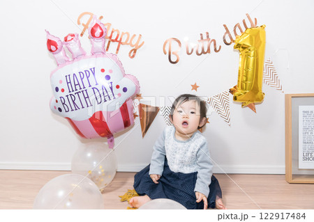 日本人の1歳の女の子の誕生日パーティー	 122917484