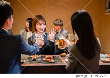 居酒屋で先輩社員にアルコールを勧められて断る女性社員 居酒屋で先輩社員にアルコールを勧められて断る女性社員 122917735