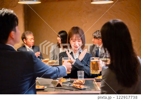 居酒屋で先輩社員にアルコールを勧められて断る女性社員 居酒屋で先輩社員にアルコールを勧められて断る女性社員 122917738