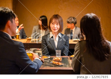 先輩社員と居酒屋で話をするフレッシュな女性 先輩社員と居酒屋で話をするフレッシュな女性 122917835