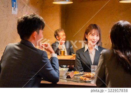 先輩社員と居酒屋で話をするフレッシュな女性 先輩社員と居酒屋で話をするフレッシュな女性 122917838