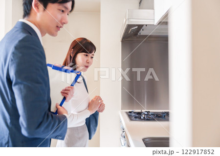 不動産見学の案内をする不動産会社のスタッフ 不動産見学の案内をする不動産会社のスタッフ 122917852