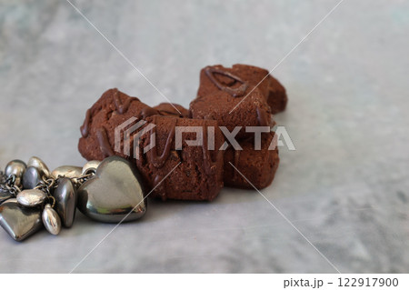 チョコブラウニーと銀色のアクセサリー チョコブラウニーと銀色のアクセサリー 122917900