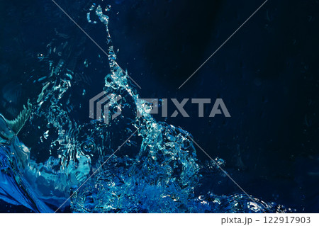 ダークブルー背景の水しぶき ダークブルー背景の水しぶき 122917903
