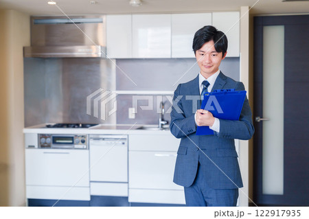 中古マンションの案内をする不動産会社の男性スタッフ 122917935