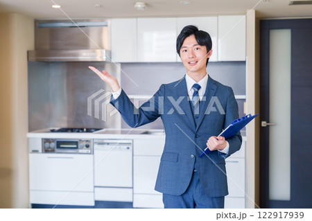 中古マンションの案内をする不動産会社の男性スタッフ 中古マンションの案内をする不動産会社の男性スタッフ 122917939