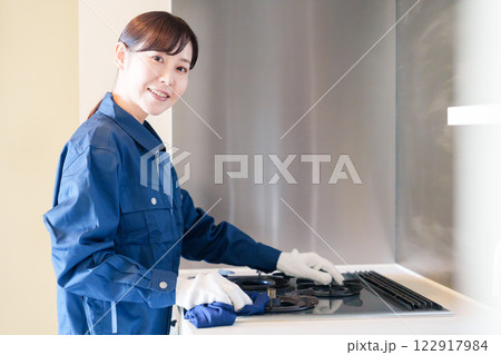 ハウスクリーニングをする女性のスタッフ ハウスクリーニングをする女性のスタッフ 122917984