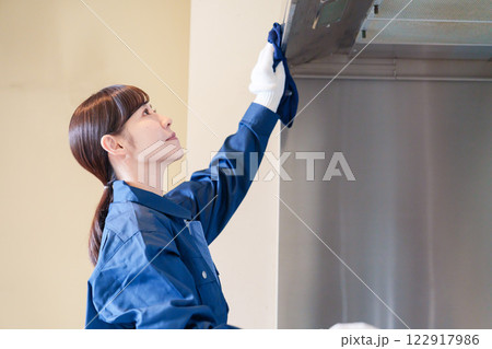 ハウスクリーニングをする女性のスタッフ 122917986