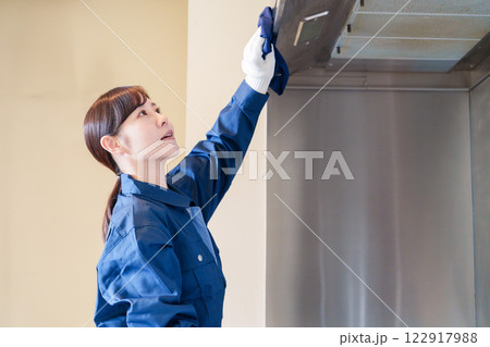 ハウスクリーニングをする女性のスタッフ 122917988