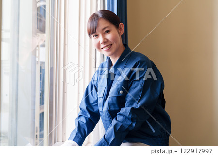 ハウスクリーニングをする女性のスタッフ 122917997