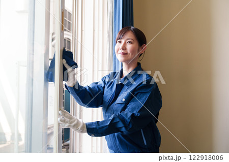 ハウスクリーニングをする女性のスタッフ 122918006