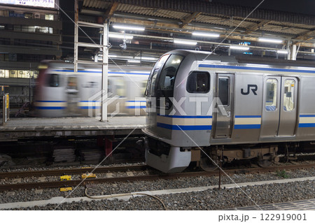 駅でのE217系の並び 122919001