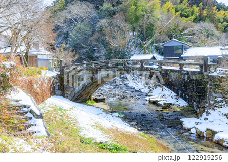 冬の積雪した秋月目鏡橋 福岡県朝倉市 冬の積雪した秋月目鏡橋 福岡県朝倉市 122919256