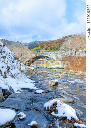 冬の積雪した秋月目鏡橋 福岡県朝倉市 冬の積雪した秋月目鏡橋 福岡県朝倉市 122919263