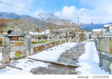 冬の積雪した秋月目鏡橋　福岡県朝倉市 122919265