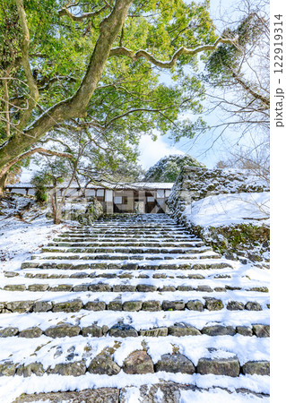 冬の積雪した秋月城跡 長屋門 福岡県朝倉市 冬の積雪した秋月城跡 長屋門 福岡県朝倉市 122919314