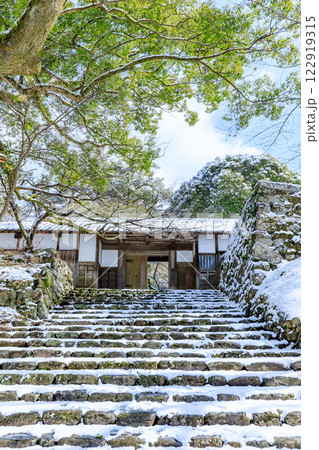冬の積雪した秋月城跡　長屋門　福岡県朝倉市 122919315