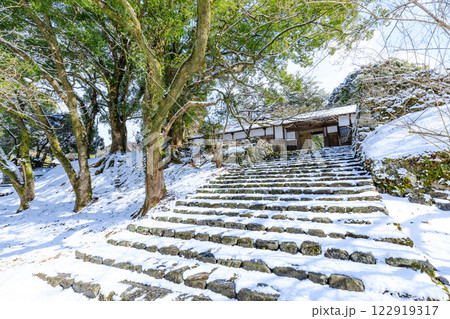 冬の積雪した秋月城跡 長屋門 福岡県朝倉市 冬の積雪した秋月城跡 長屋門 福岡県朝倉市 122919317